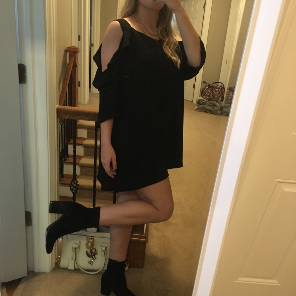 (2 for $20)Black cold shoulder City Chic dress/top